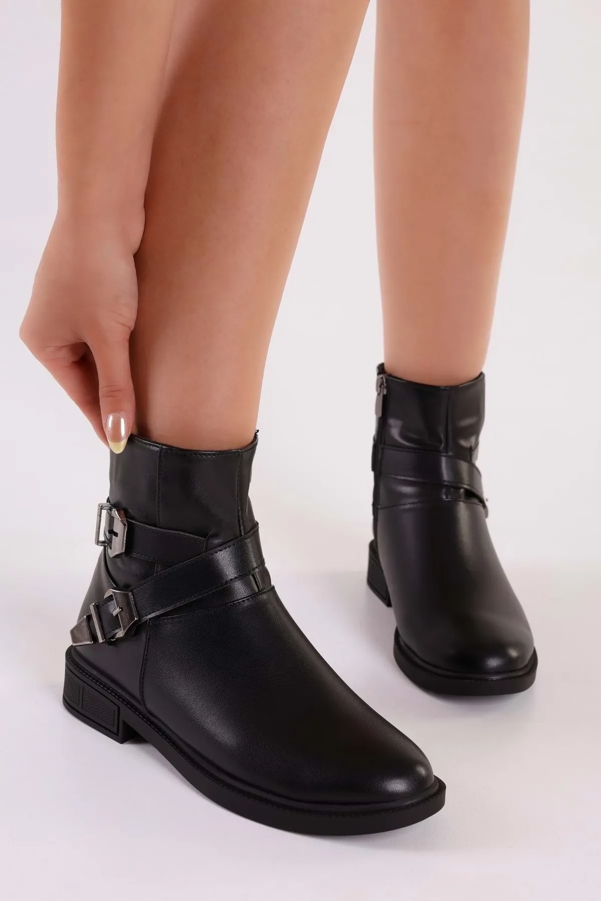 Shoeberry  Damen Sukie Black Skin Buckle Stiefel mit flachem Absatz Black Skin