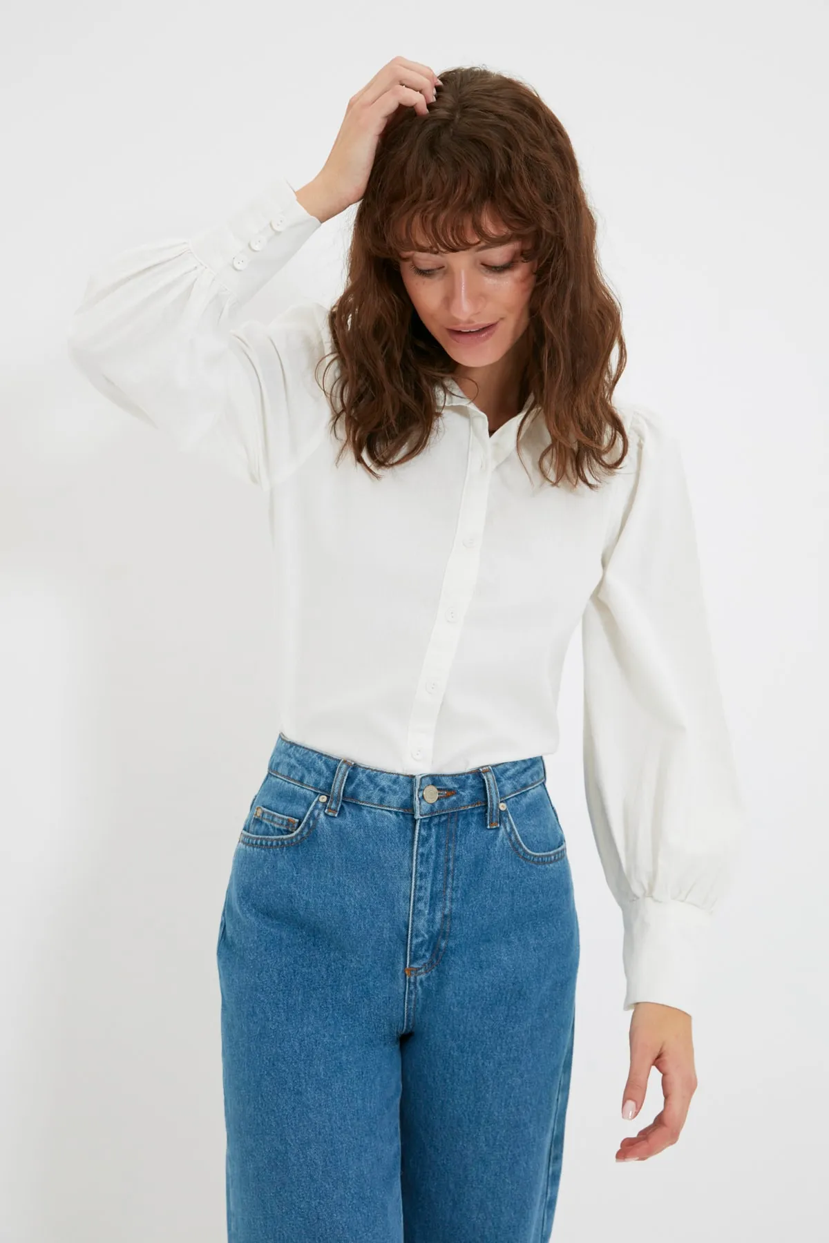 Trendyol Collection  Weißes Hemd mit Ballonärmeln aus Baumwolle - Regular Fit TWOSS20GO0065