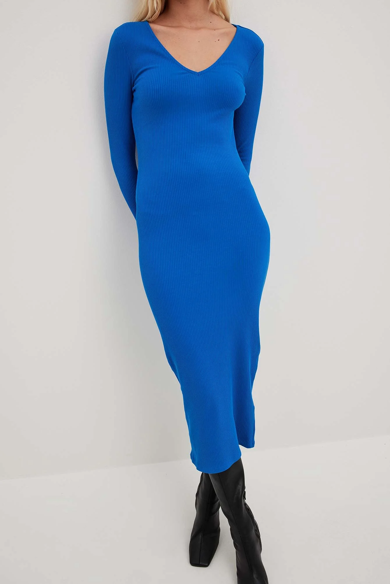 Geripptes Midikleid mit V-Ausschnitt