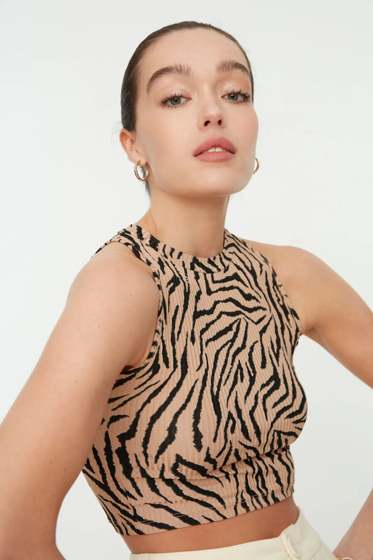 Trendyol Collection  Kamelfarbenes Animal-Print, eng anliegende, kurze, dehnbare Strickbluse mit Neckholder TWOSS22BZ0879
