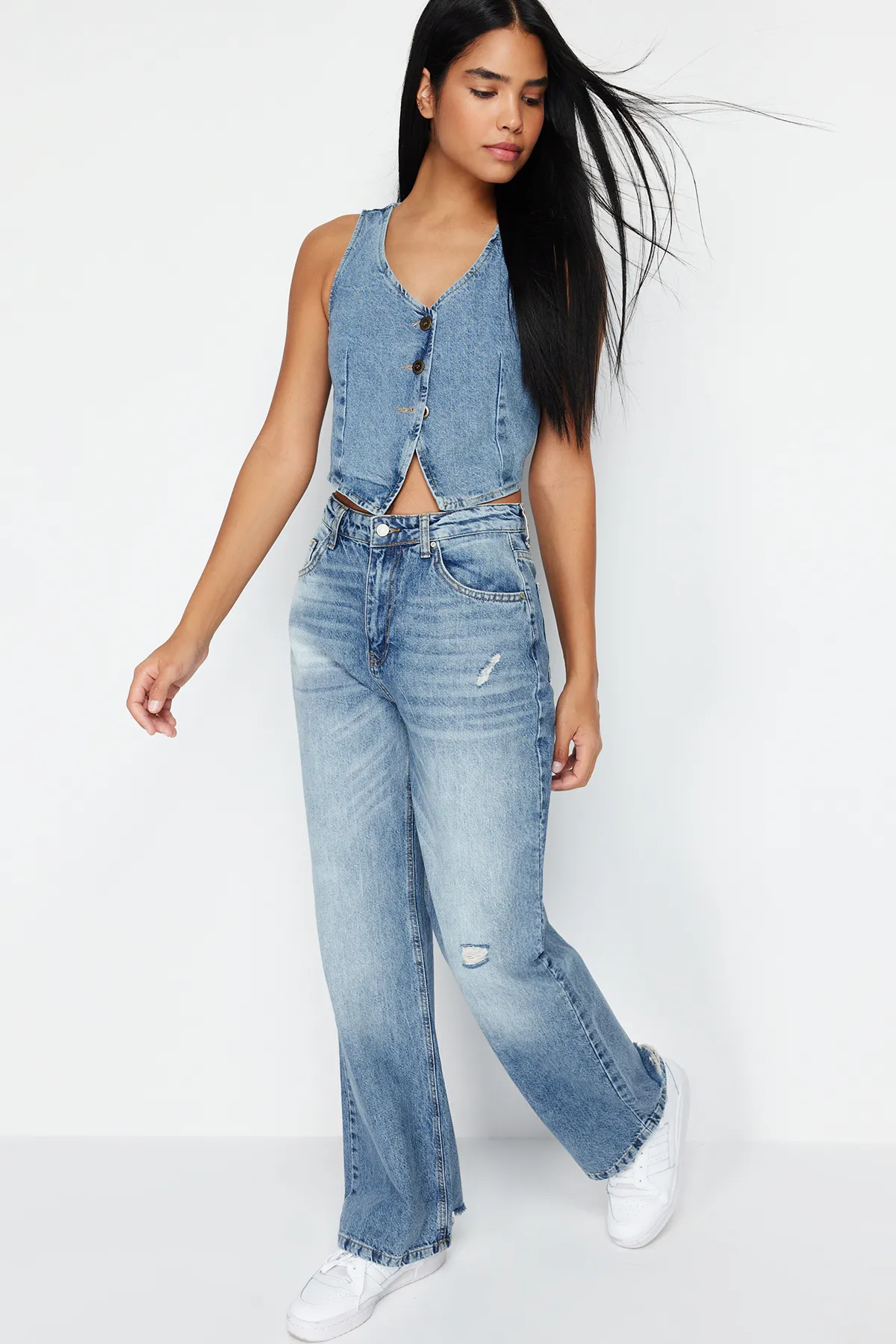 Trendyol Collection  Blaue Low-Waist-Loose-Fit-Jeans TWOSS24JE00173/Blau