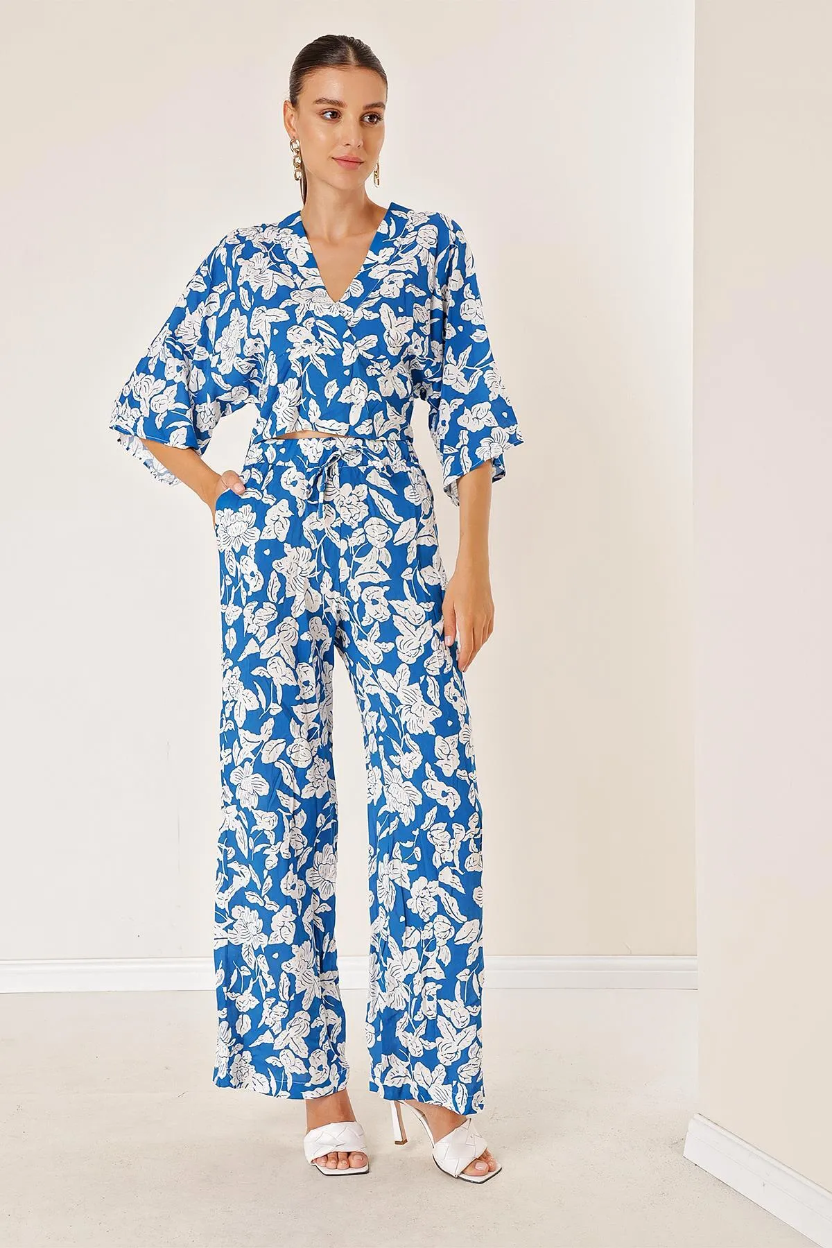 By Saygı  Palazzo-Hose mit elastischer Taille und Tasche vorne und hinten, bauchfrei, gemusterter Doppelanzug mit V-Ausschnitt, Blau