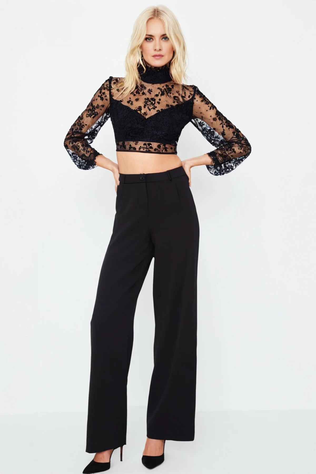 Trendyol Collection  Schwarze plissierte Webhose mit weitem Bein TWOAW22PL0475