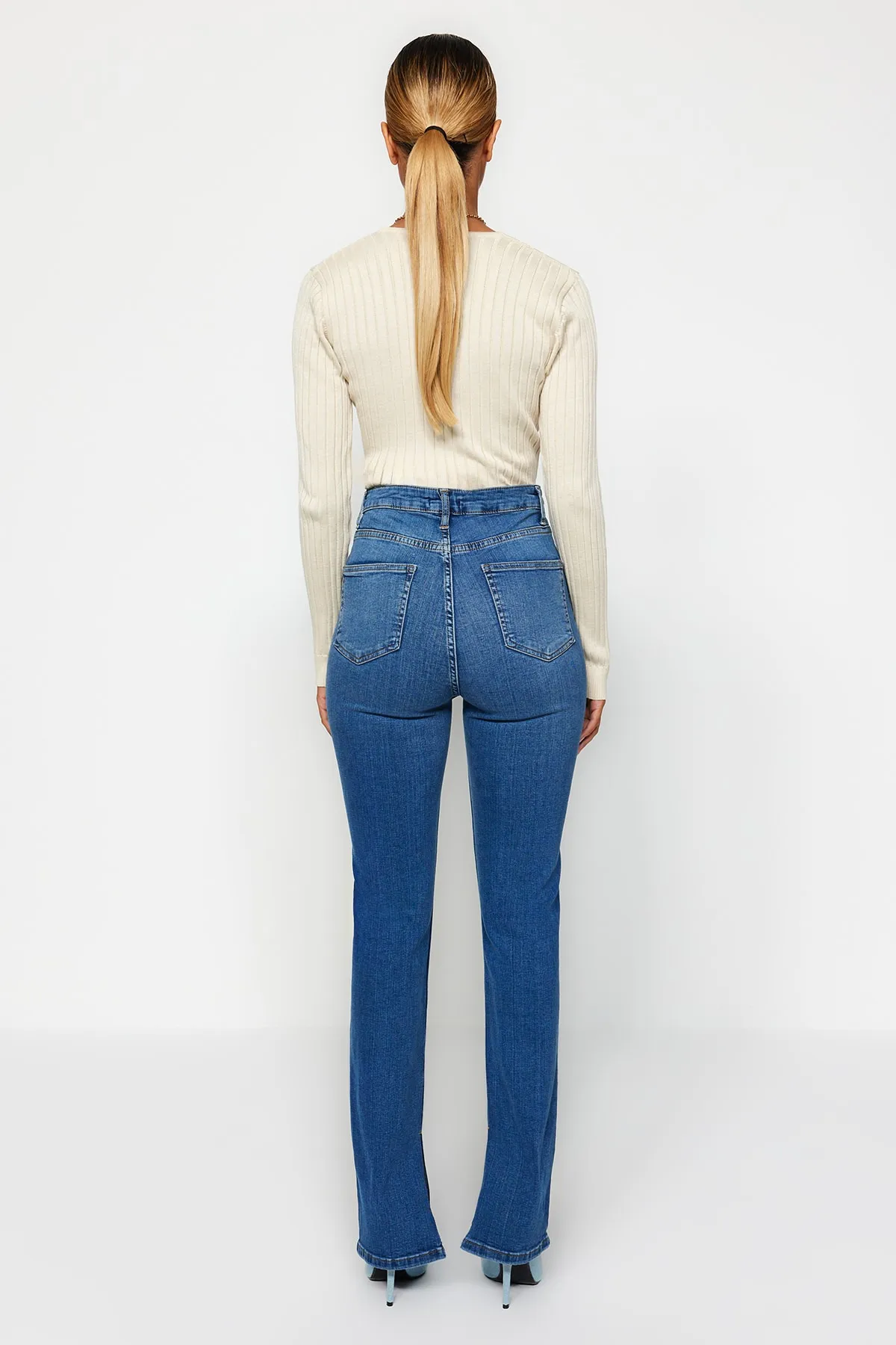 Trendyol Collection  Dunkelblaue Slim Flare Jeans mit Schlitz und superhoher Taille TWOSS22JE0643