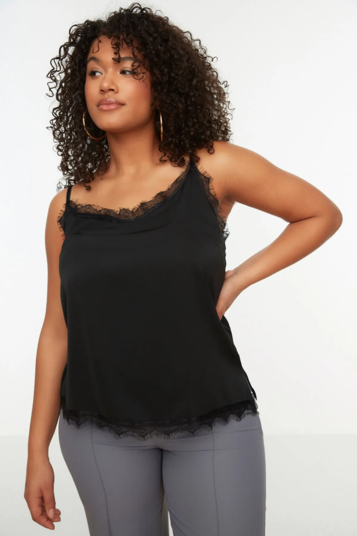 Trendyol Curve  Schwarze Bluse aus gewebter Spitze mit Trägern TBSSS22AF0044