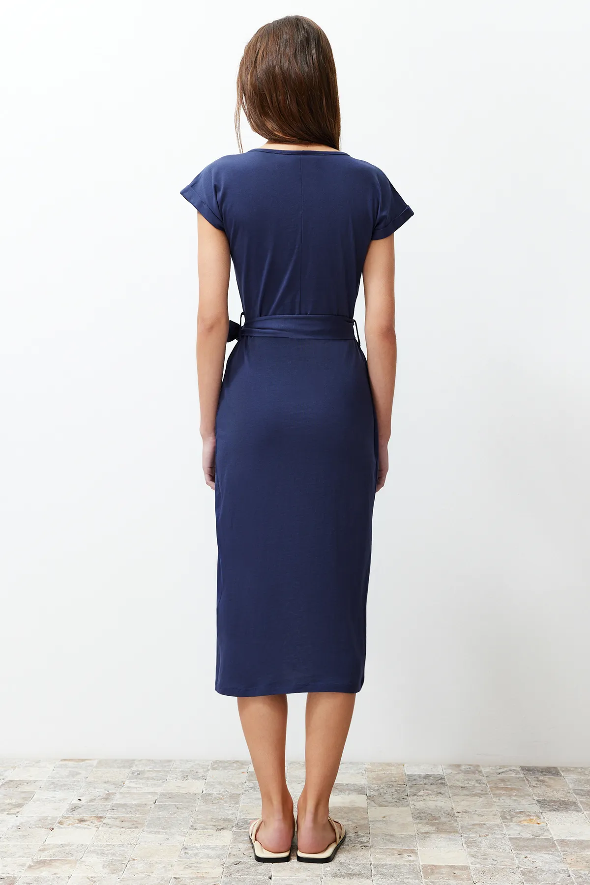 Trendyol Collection  Marineblaues, zweireihiges Midi-Strick-Maxikleid aus 100 % Baumwolle mit Gürtel und detailliertem Detail TWOSS24EL00118