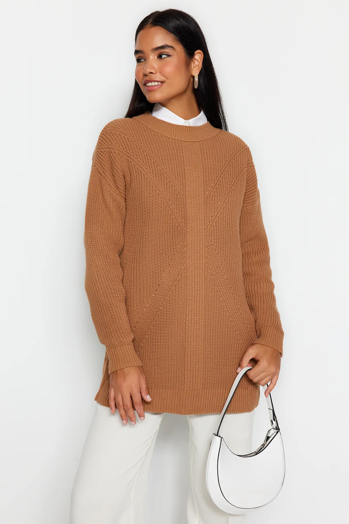 Trendyol Modest  Kamelfarbener Strickpullover mit Rundhalsausschnitt TCTAW24AK00023