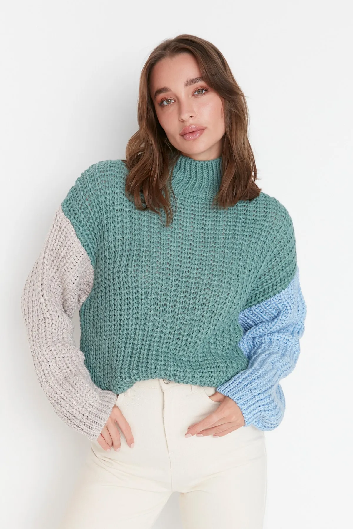 Trendyol Collection  Mintfarbener, weich strukturierter Strickpullover mit Farbblockdesign und weiter Passform TWOAW21KZ0271