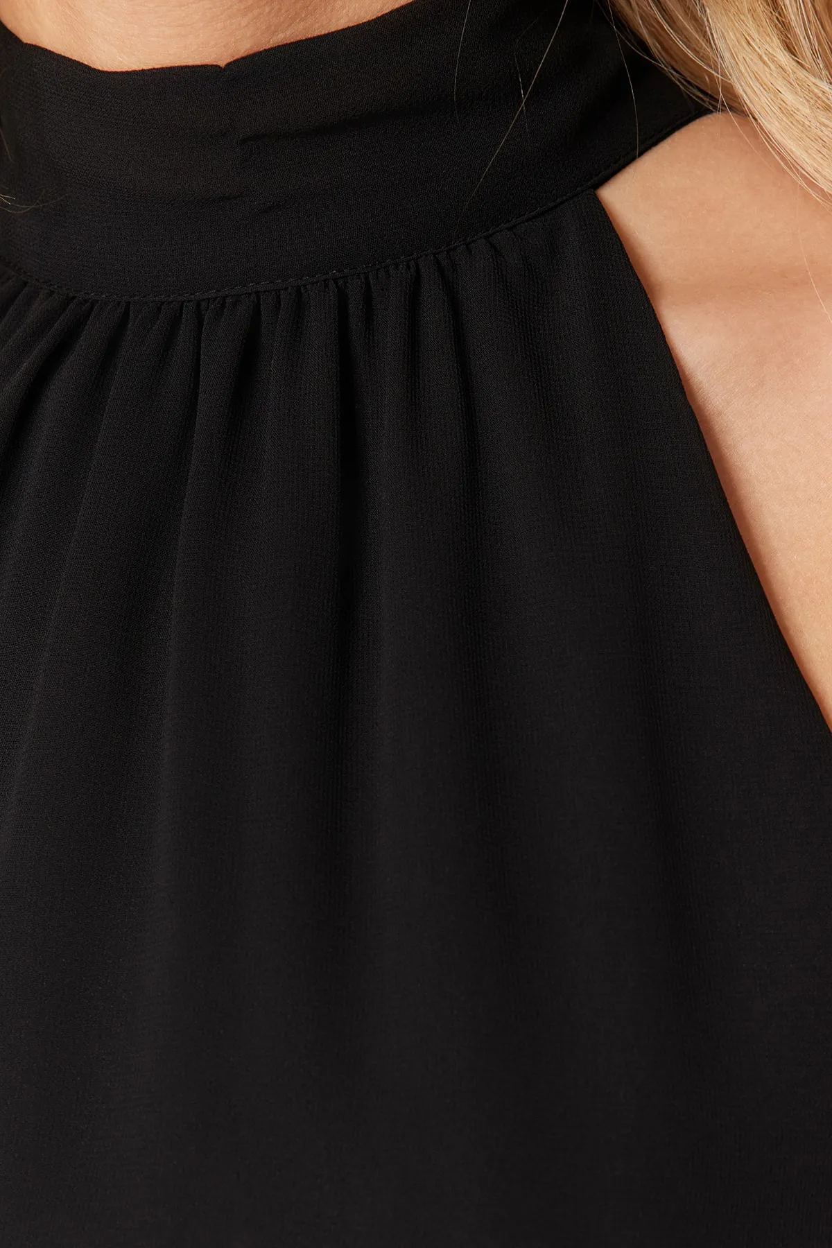 Trendyol Collection  Schwarzes, gerade geschnittenes Mini-Webkleid mit Neckholder und Neckholder TWOSS23EL01059