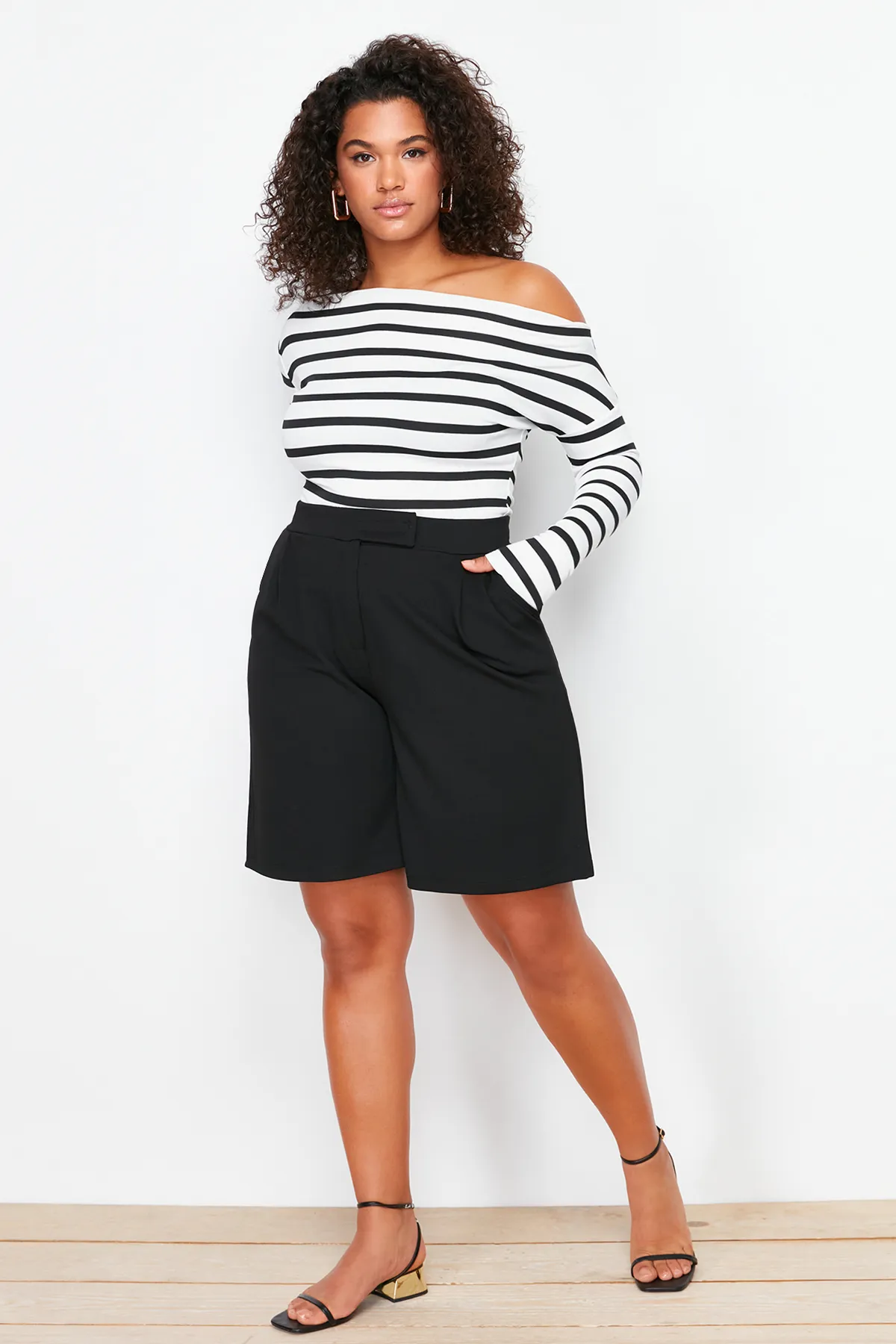 Trendyol Curve  Schwarze Shorts mit Faltendetail und Bermuda TBBSS24AP00001