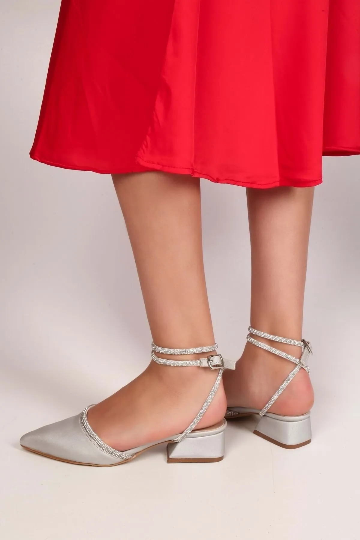Shoeberry  Damen-Schuhe Yune aus silbernem Satin-Stein mit Absatz