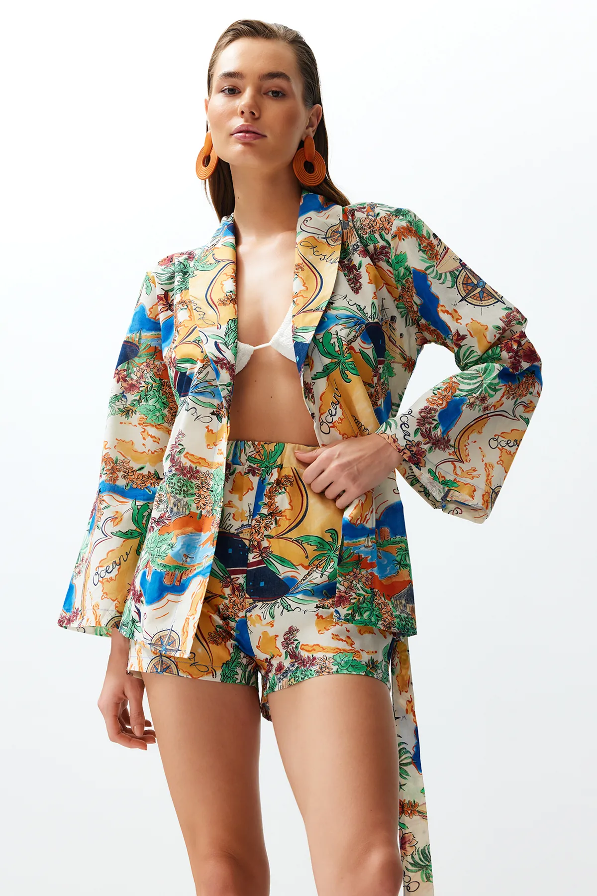 Trendyol Collection  Tropisch gemustertes, gewebtes Kimono-Shorts-Set aus 100 % Baumwolle mit Gürtel TBESS24AU00012