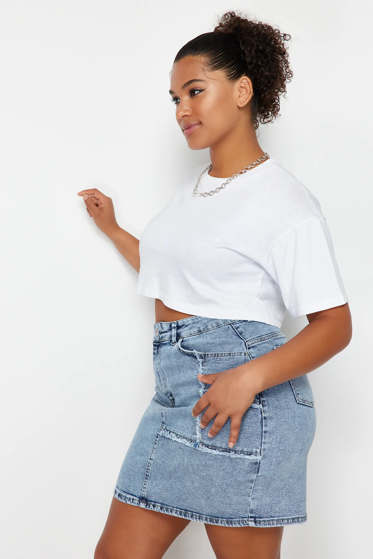 Trendyol Curve  Hellblauer Mini-Jeansrock mit Ziernähten und Quasten TBSSS24AZ00018