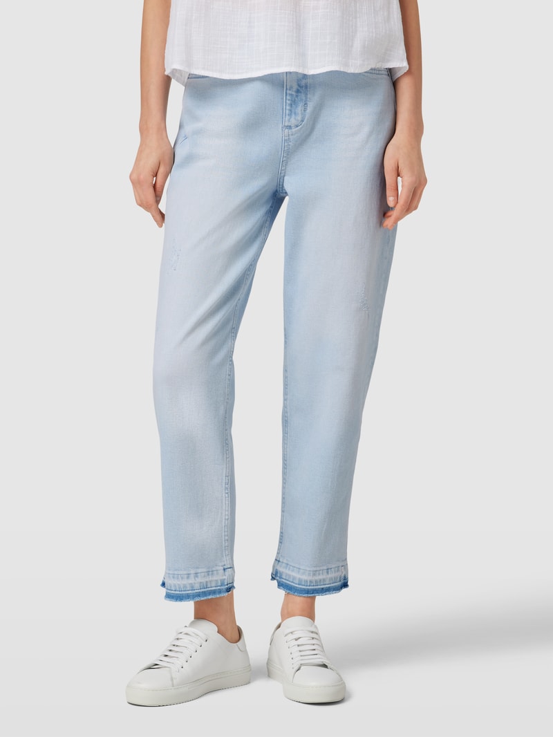 Jeans mit ausgefransten Beinabschlüssen in hellblau