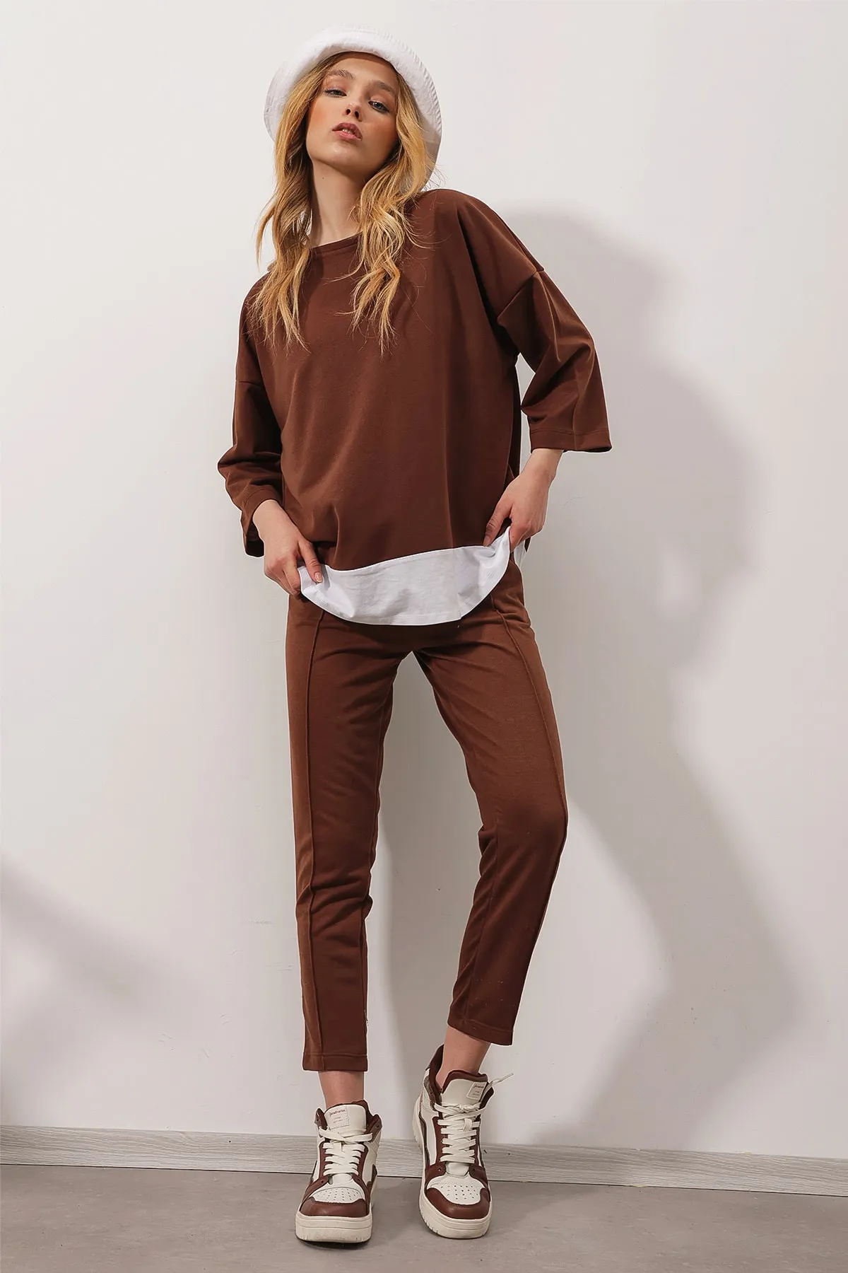 Trend Alaçatı Stili  Braunes Oberteil mit weitem Kragen und elastischer Taille, Doppeltasche, zweifädiger Unterteil, Oberteil für Damen, ALC-X8175