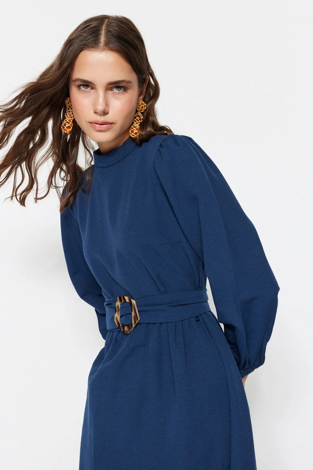 Trendyol Modest  Marineblaues gewebtes Kleid mit Stehkragen und Gürtel in Leinenoptik TCTSS23EB00018