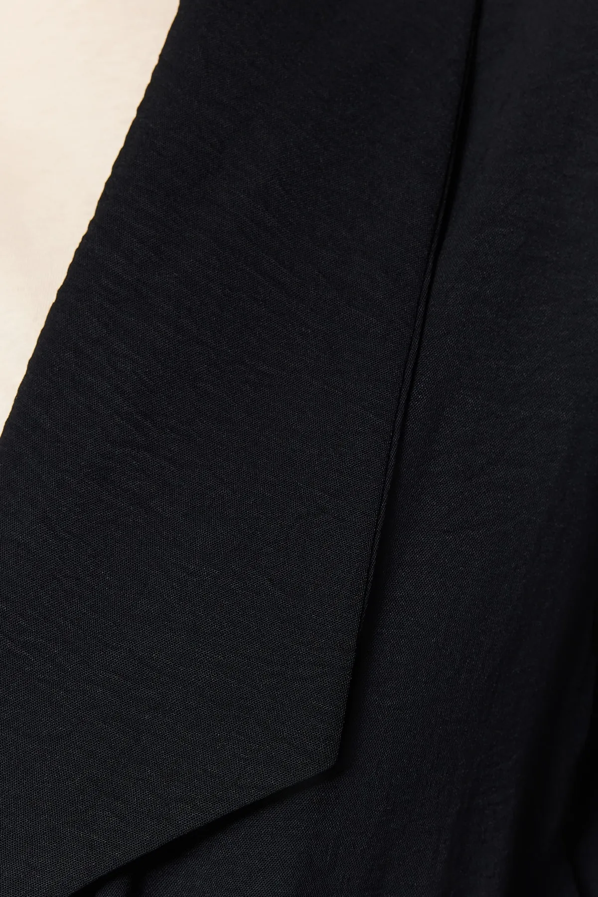 Trendyol Modest  Schwarze Jacke mit Krawattendetail