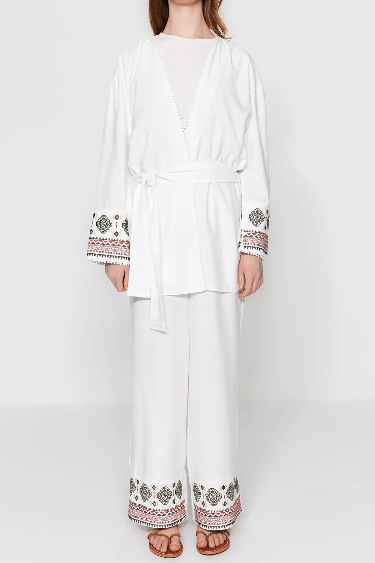 Trendyol Modest  Ecrufarbenes, gewebtes Tunika-Hosen-Set mit Gürtel und ethnischem Muster TCTSS23US00042