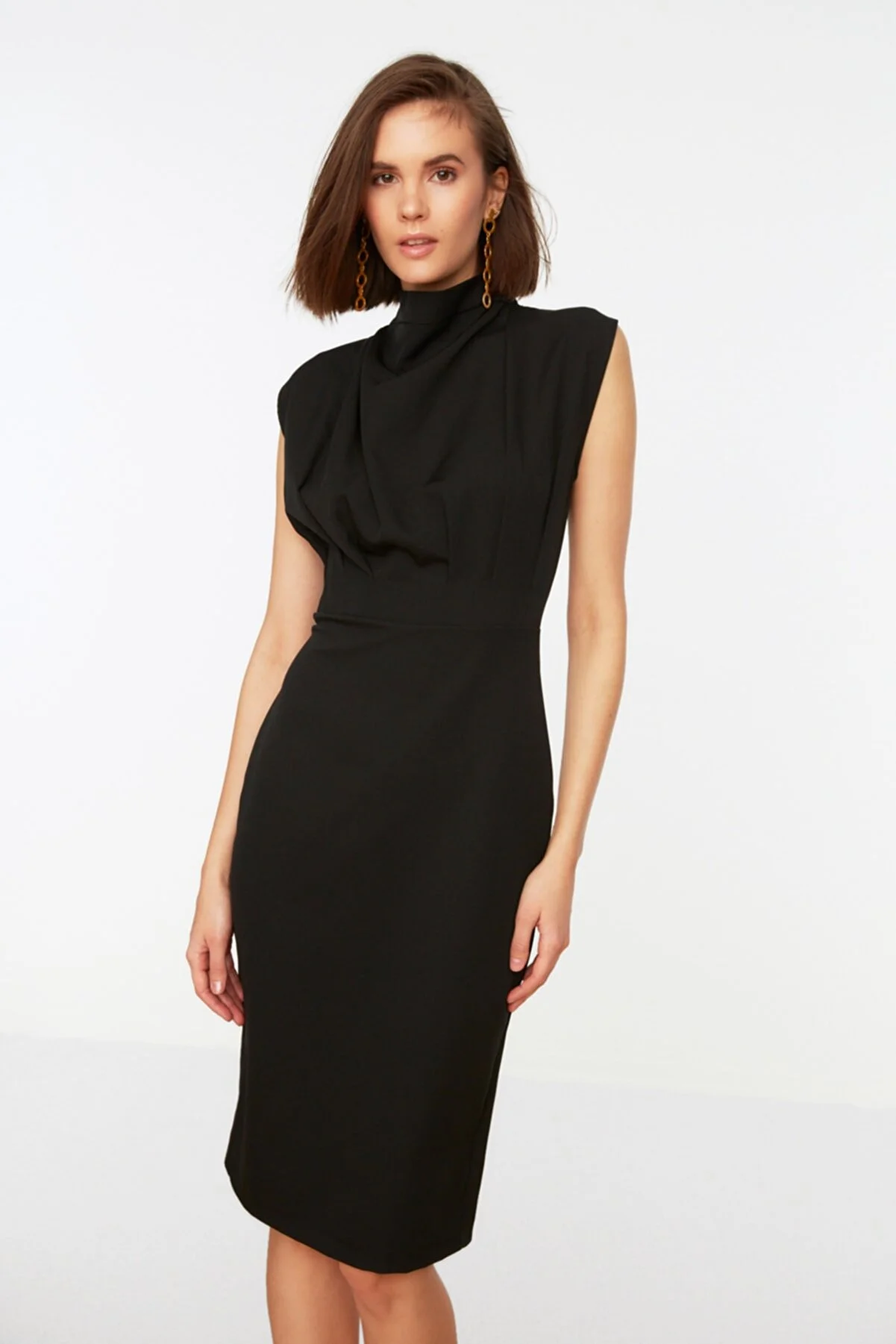 Trendyol Collection  Schwarzes, figurbetontes, gewebtes Kleid mit Stehkragen TWOAW20EL0311