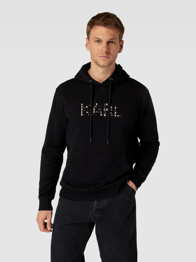 Hoodie mit Känguru-Tasche in schwarz