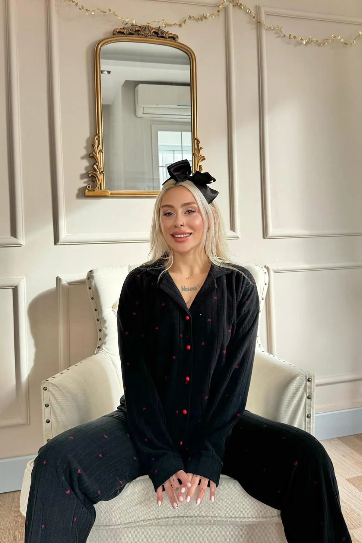 Pijamaevi  Schwarzes Pyjama-Set aus Plüschfleece mit Jantung-Muster und Knopfleiste vorn