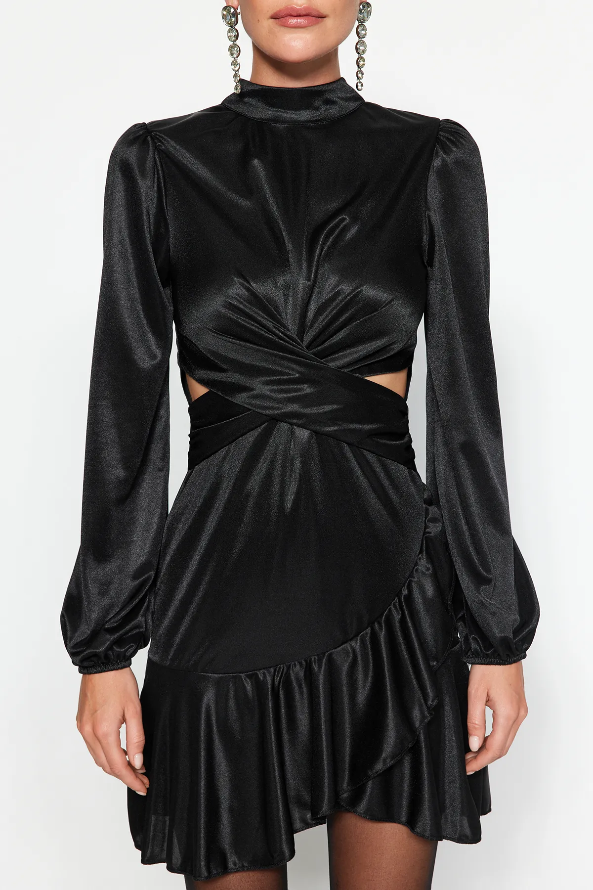 Trendyol Collection  Elegantes Abendkleid aus schwarzem Satin mit offener Taille/Skater-Volant TPRAW24EL00167