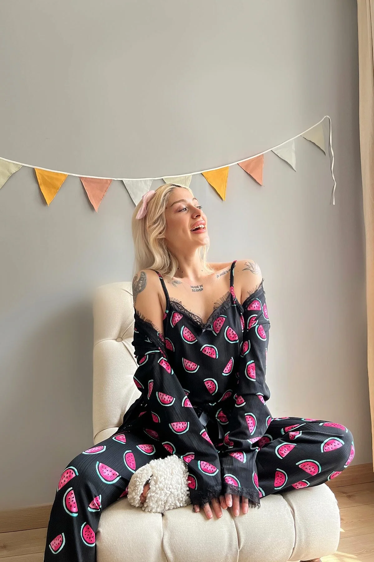 Pijamaevi  Pegasus-Pyjama-Set mit Robe für Damen in Schwarz mit Wassermelonenmuster