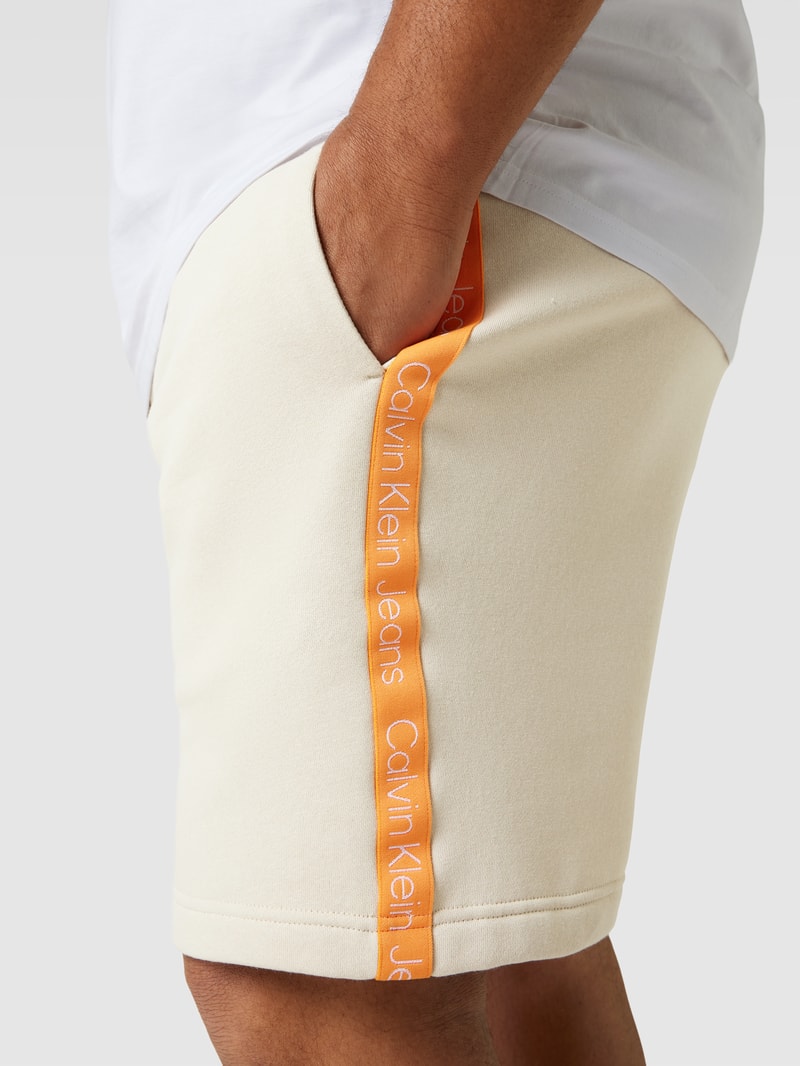 PLUS SIZE Sweatshorts mit Label-Details in beige