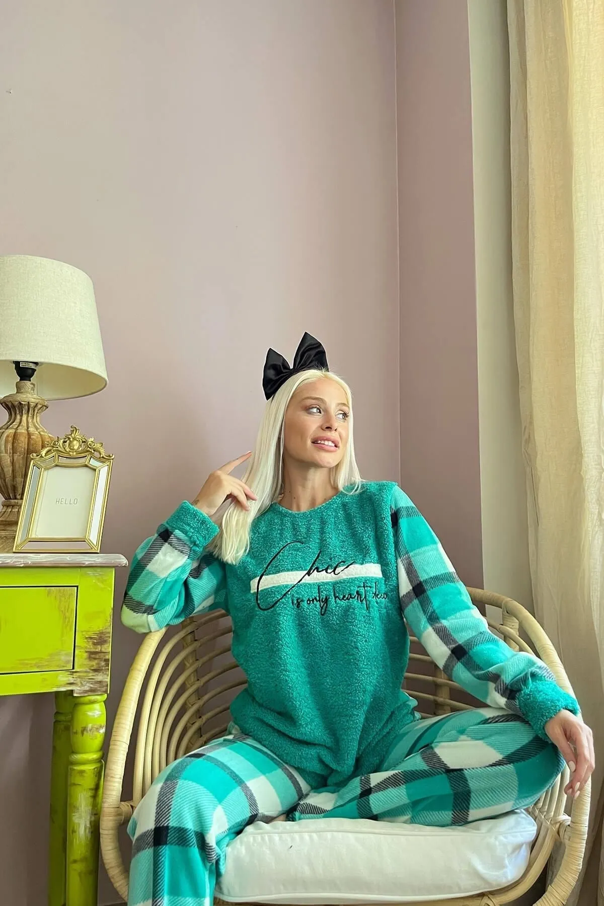 Pijamaevi  Grünes, tief schick gemustertes Plüsch-Pyjama-Set für Damen