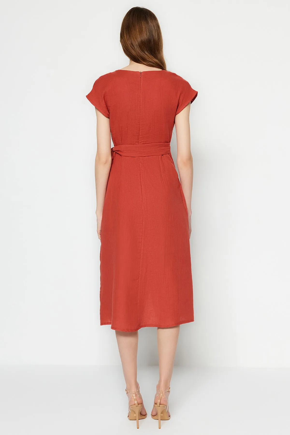 Trendyol Collection  Zimtfarbenes, zweireihiges Midi-Webkleid mit Gürtel TWOSS23EL01542