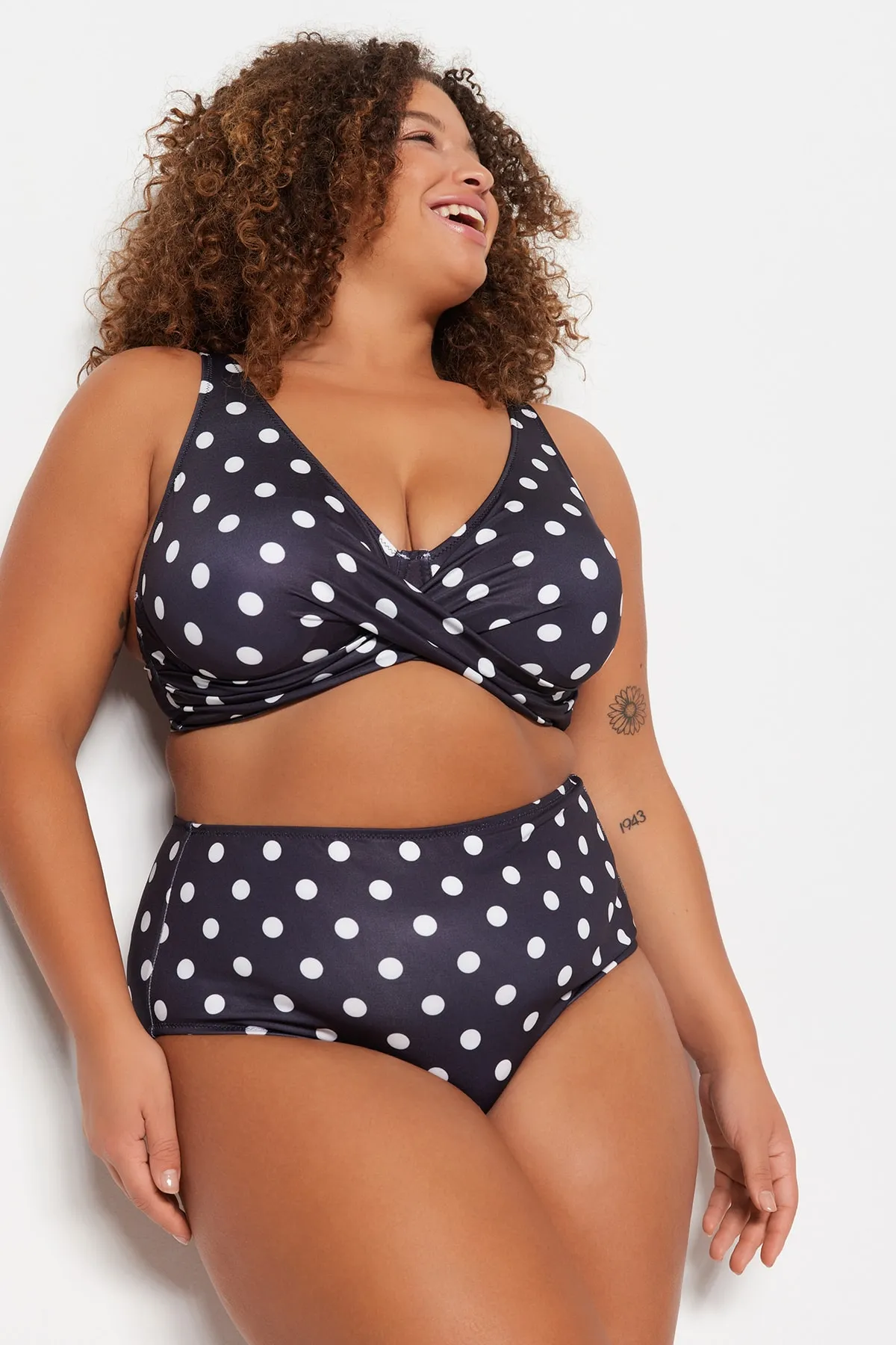 Trendyol Curve  Mehrfarbig gepunktete Bikinihose TBBSS23CR00014
