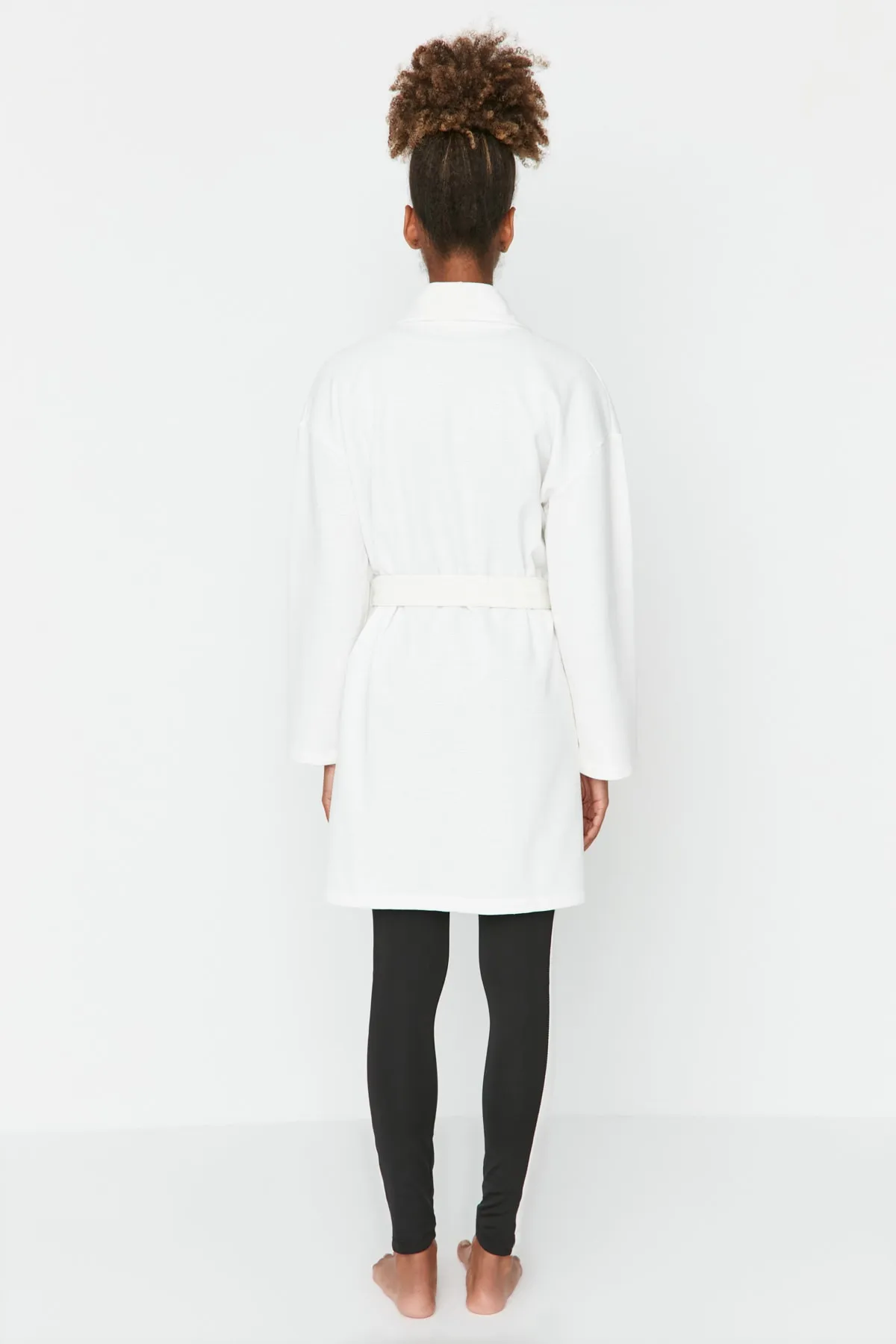 Trendyol Collection  Ecrufarbener Morgenmantel aus strukturiertem Strick mit Gürtel THMAW23SB00002