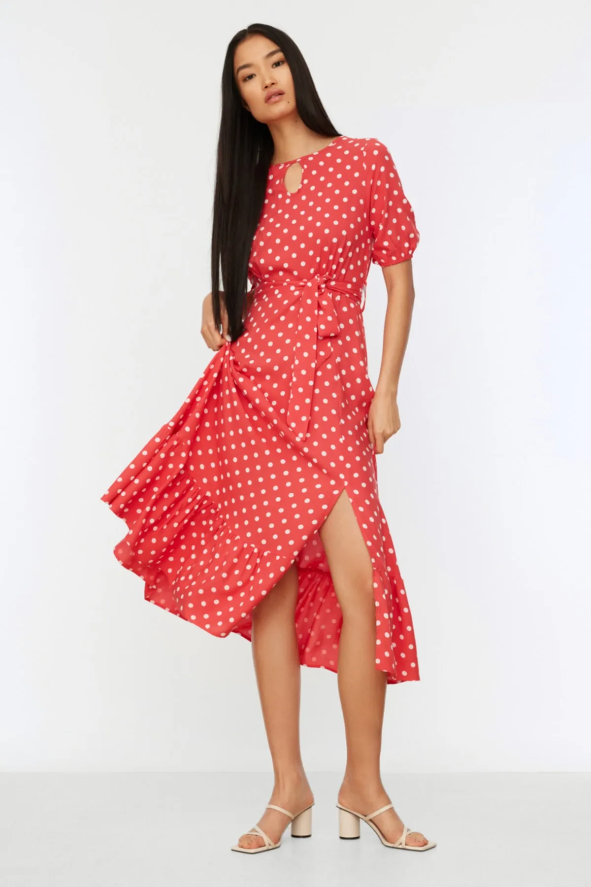 Trendyol Collection  Rotes gepunktetes Midi-Webkleid mit Rundhalsausschnitt und Gürtel TWOSS19XM0064