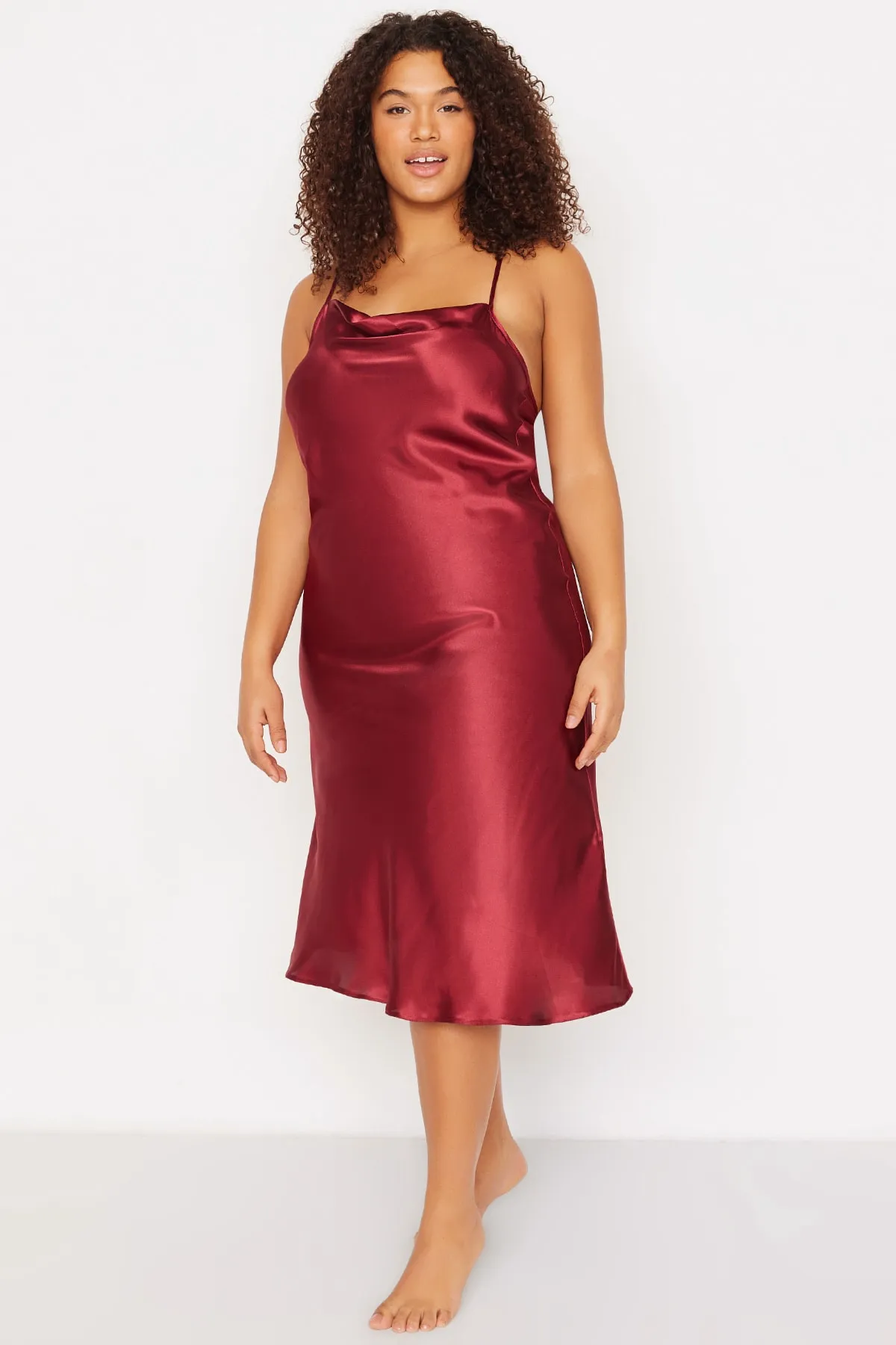 Trendyol Curve  Burgunderrotes, detailliertes Nachthemd aus Satin mit gewebter Rückseite TBBSS22GC00001