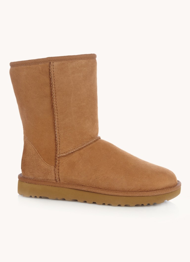 Ghete UGG Classic II, second-hand.