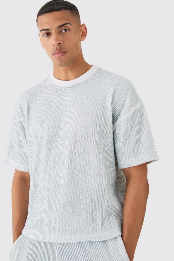 Zweifarbiges kastiges T-Shirt und Shorts