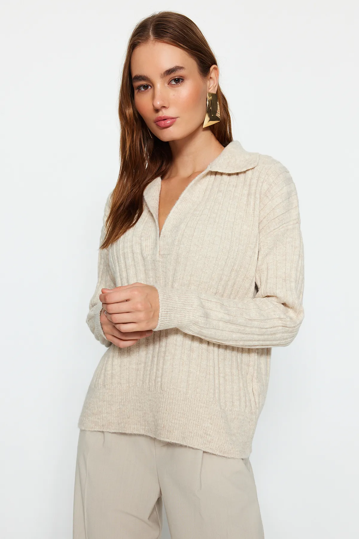 Trendyol Collection  Steinfarbener, weich strukturierter Strickpullover mit Polokragen TWOAW24KZ00678