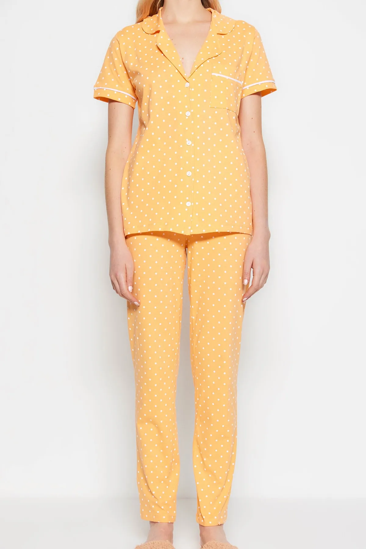 Trendyol Collection  Pfirsichfarbenes Strick-Pyjama-Set aus 100 % Baumwolle mit Paspelierung, gepunktetem Hemd und Hose THMSS20PT0304