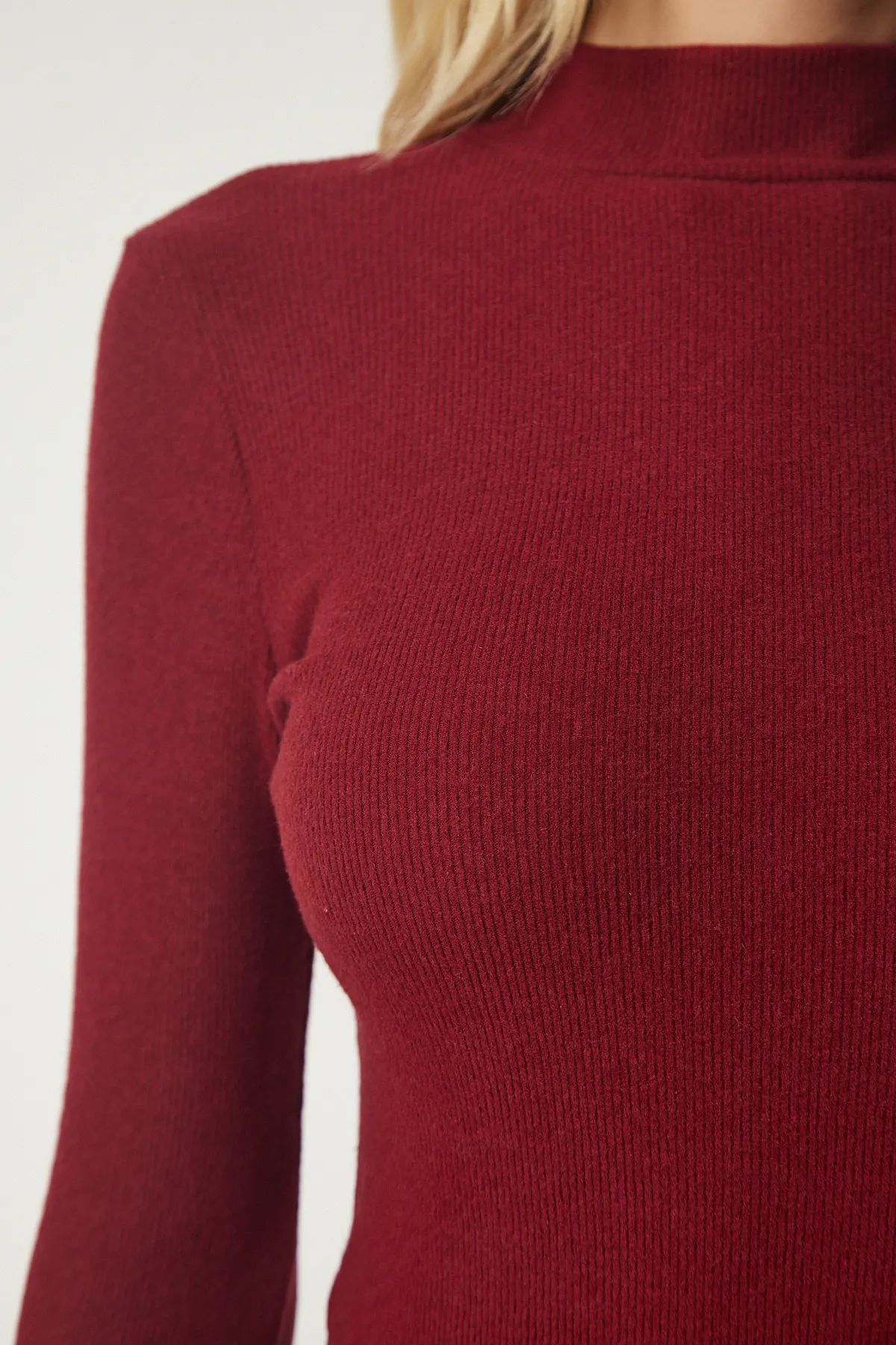 Happiness İstanbul  Burgunderrotes geripptes Strickkleid aus Saran mit Rollkragen und Schal HJ00004