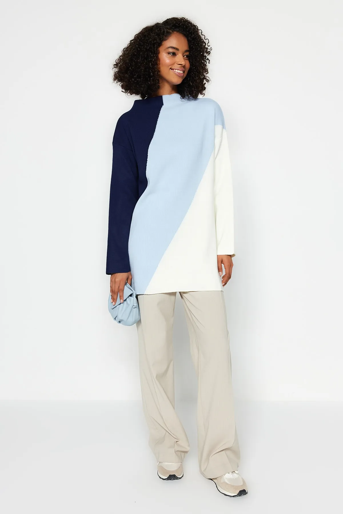 Trendyol Modest  Marineblauer Farbblock-Strickpullover mit hohem Kragen TCTAW24AK00006