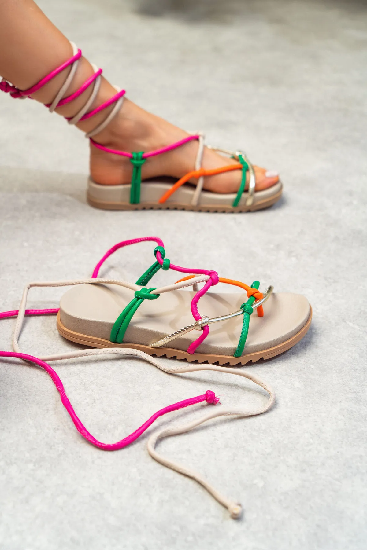 NİŞANTAŞI SHOES  Perry Beige Grün Fuchsia Orange Matte Damensandalen mit Knöchelriemen und flacher Sohle