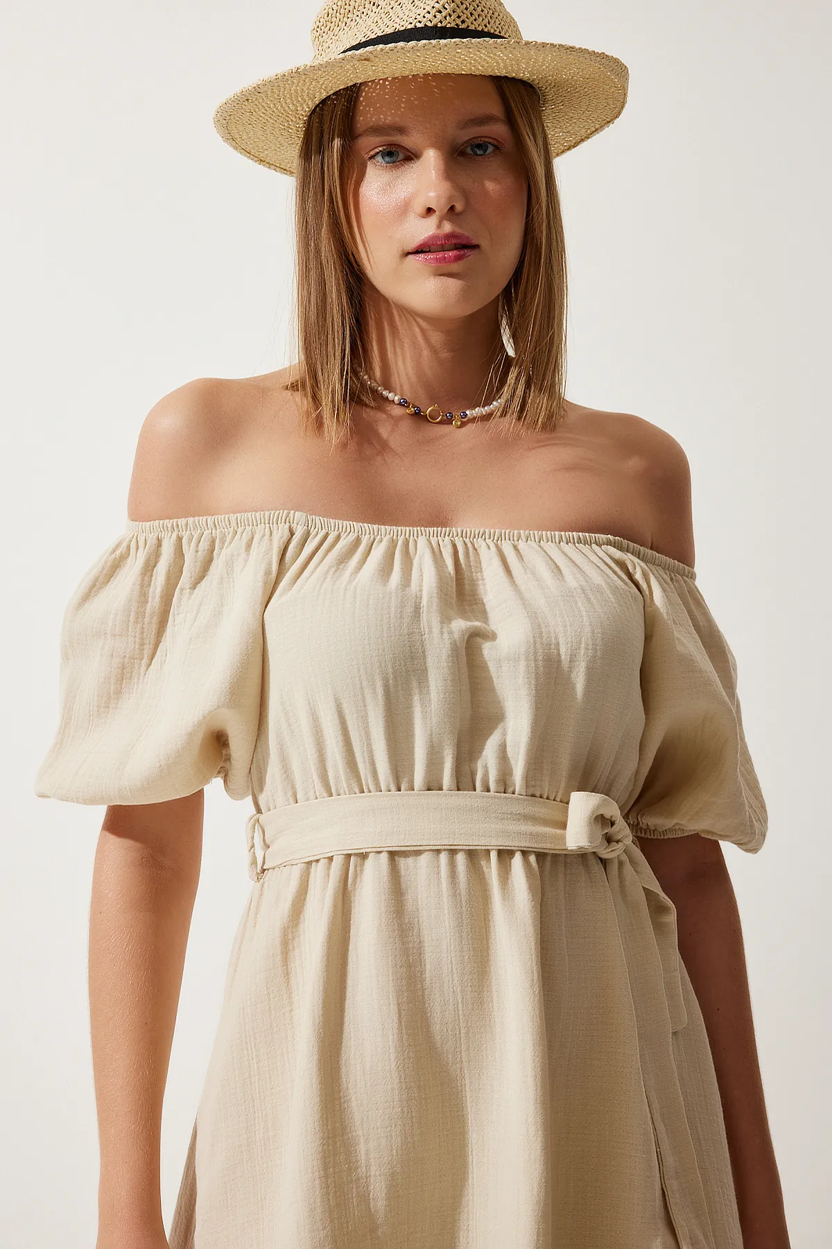Happiness İstanbul  Cremefarbenes Sommerkleid aus Musselin mit Carmen-Kragen und Gürtel für Damen, MX00157
