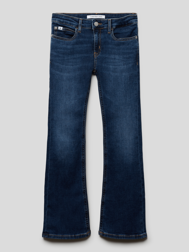 Jeans mit Label-Patch in dunkelblau