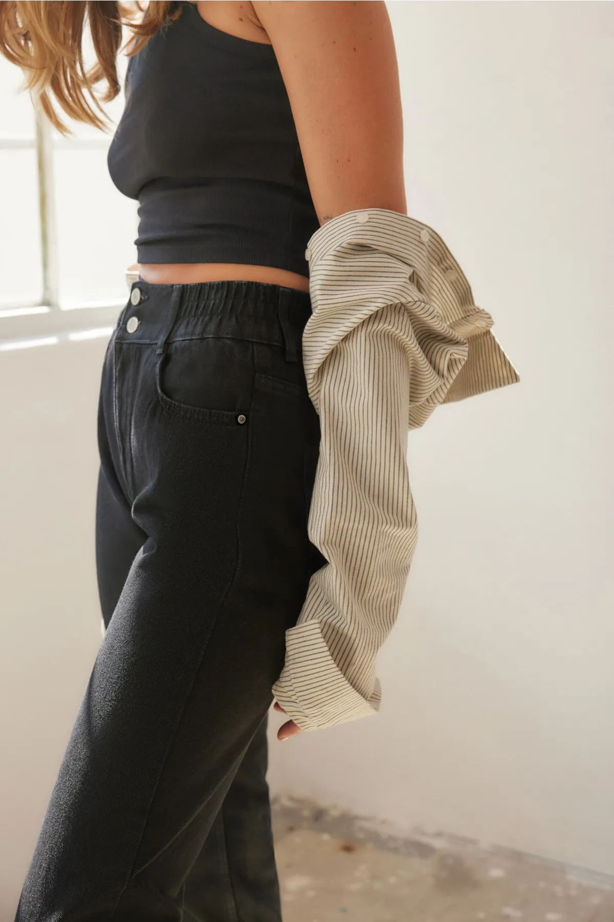 Trendyol Collection  Schwarze, nachhaltigere Mom-Jeans mit hoher Taille und Detail TWOAW23JE00379