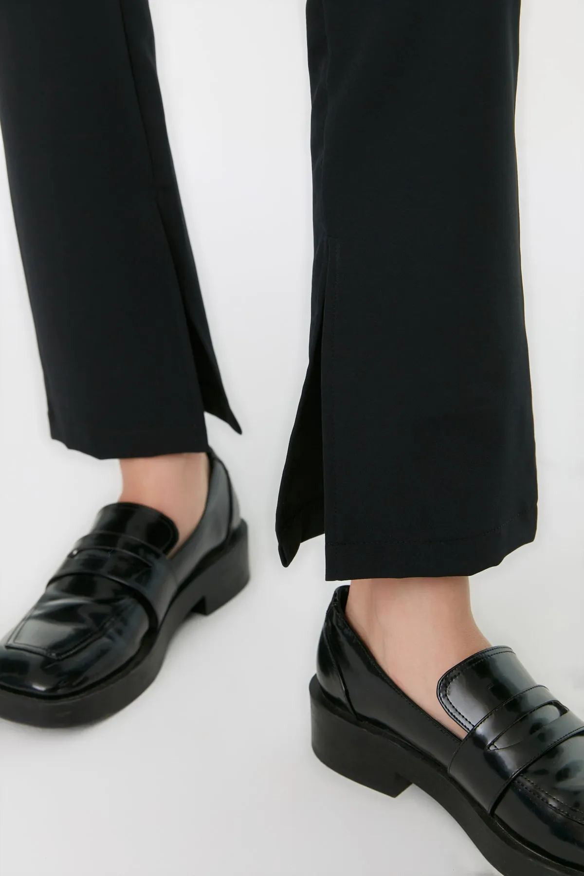 Trendyol Collection  Schwarze Petite-Webhose mit hoher Taille TWOAW22PL0243