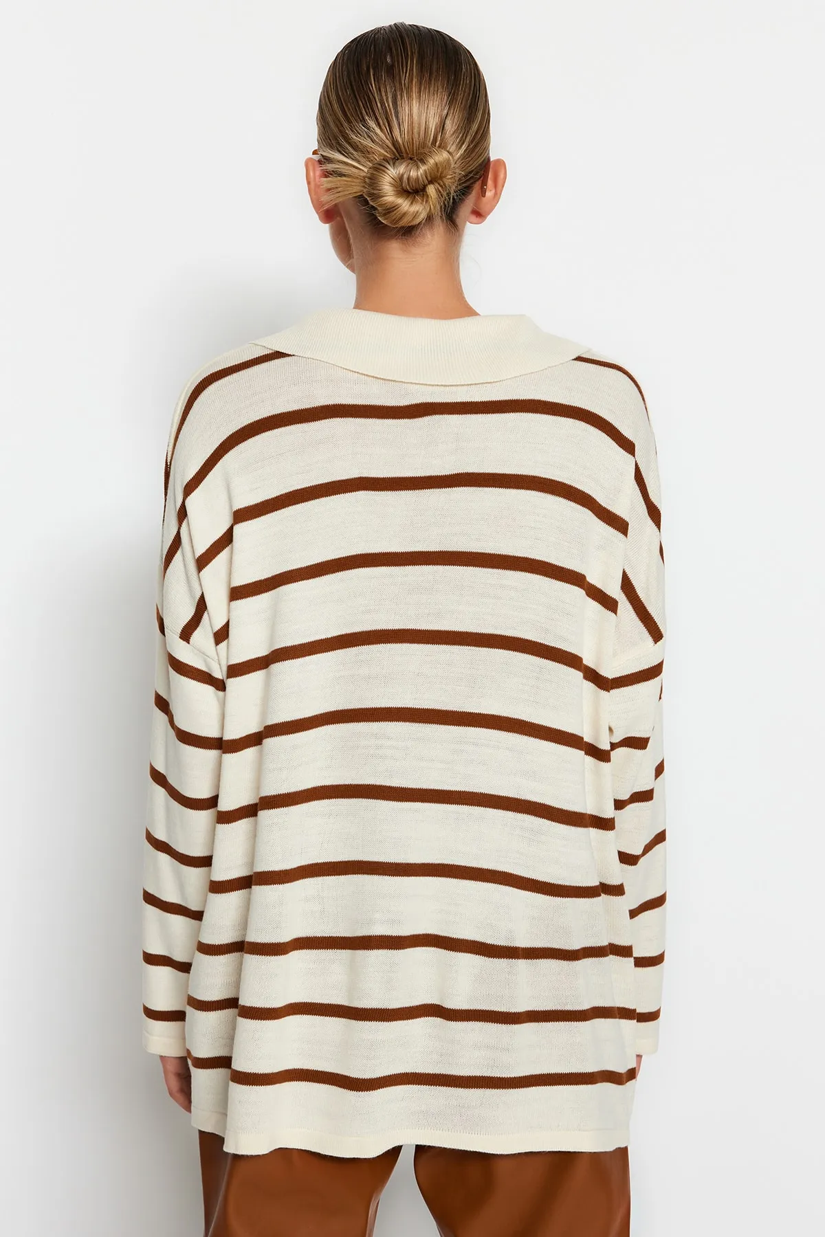 Trendyol Collection  Brauner gestreifter Strickpullover mit super weiter Passform TWOAW23KZ01845