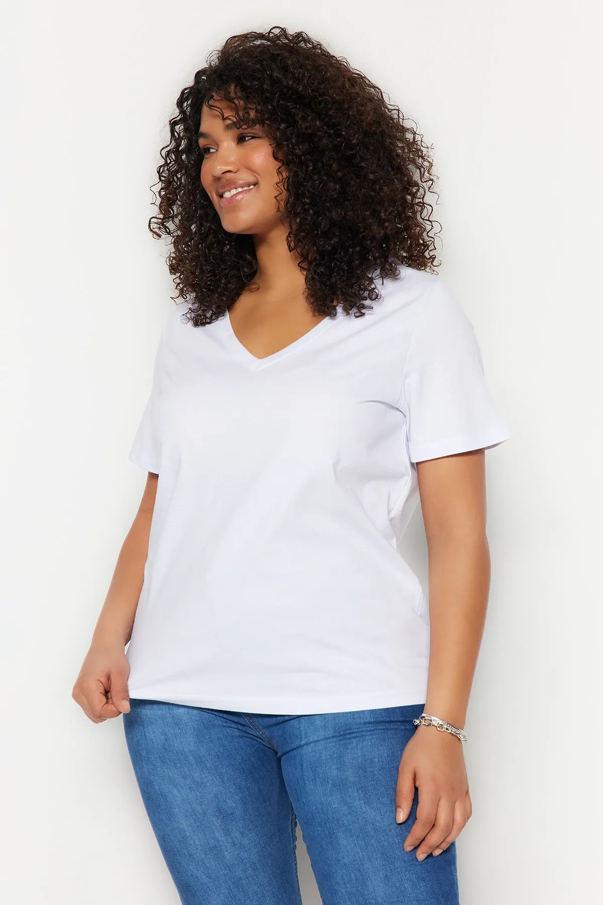 Trendyol Curve  Weißes Basic-Strick-T-Shirt mit V-Ausschnitt TBBSS22BF0028
