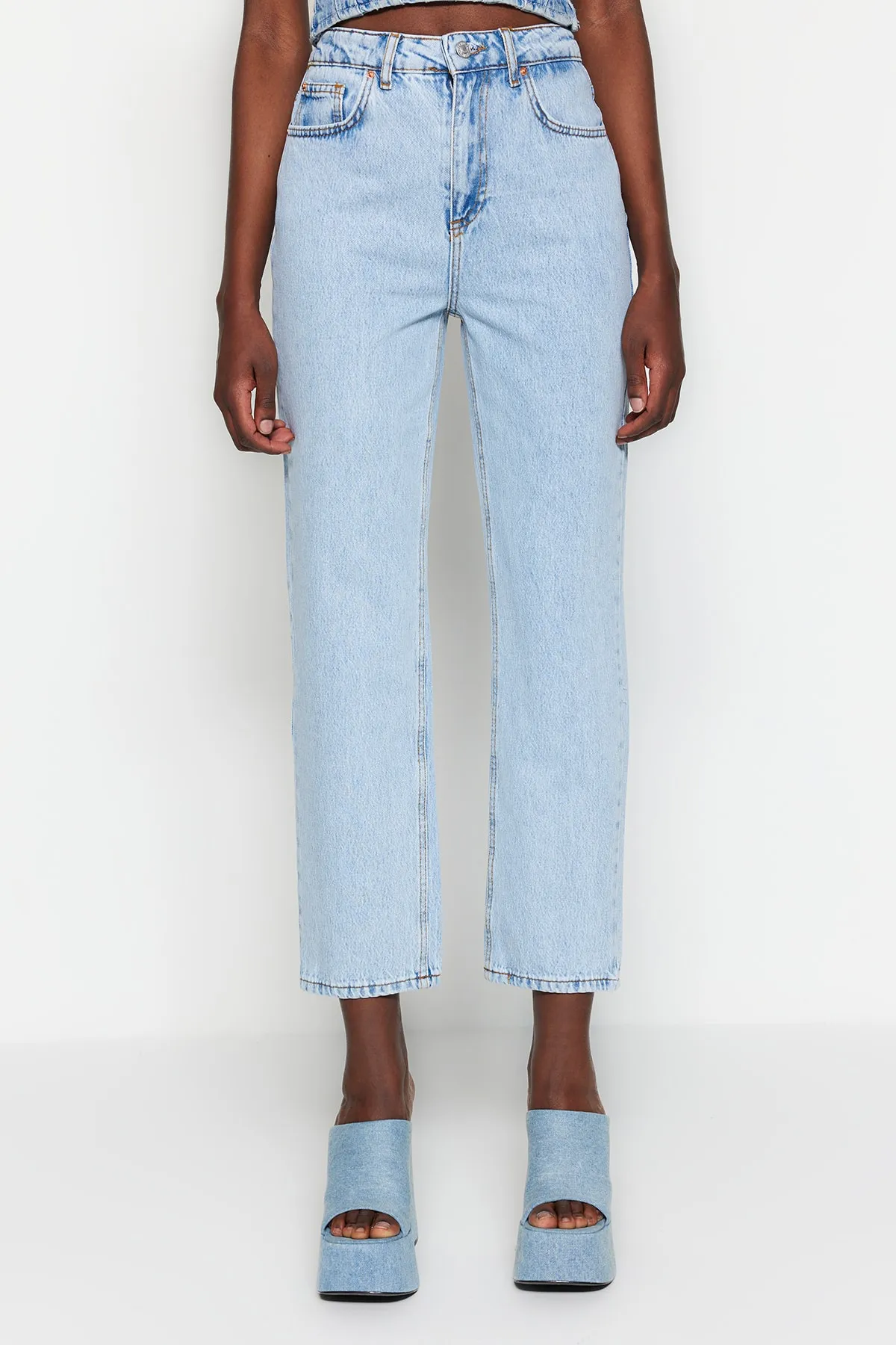Trendyol Collection  Hellblaue gerade Jeans mit hoher Taille TWOSS23JE00089