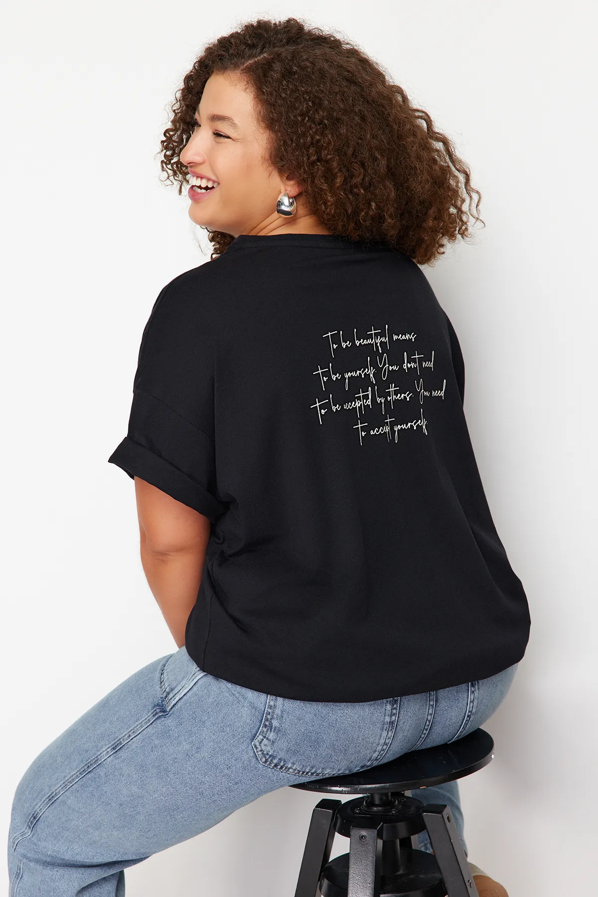 Trendyol Curve  Schwarzes bedrucktes Strick-T-Shirt mit Rundhalsausschnitt TBBSS23BF00024