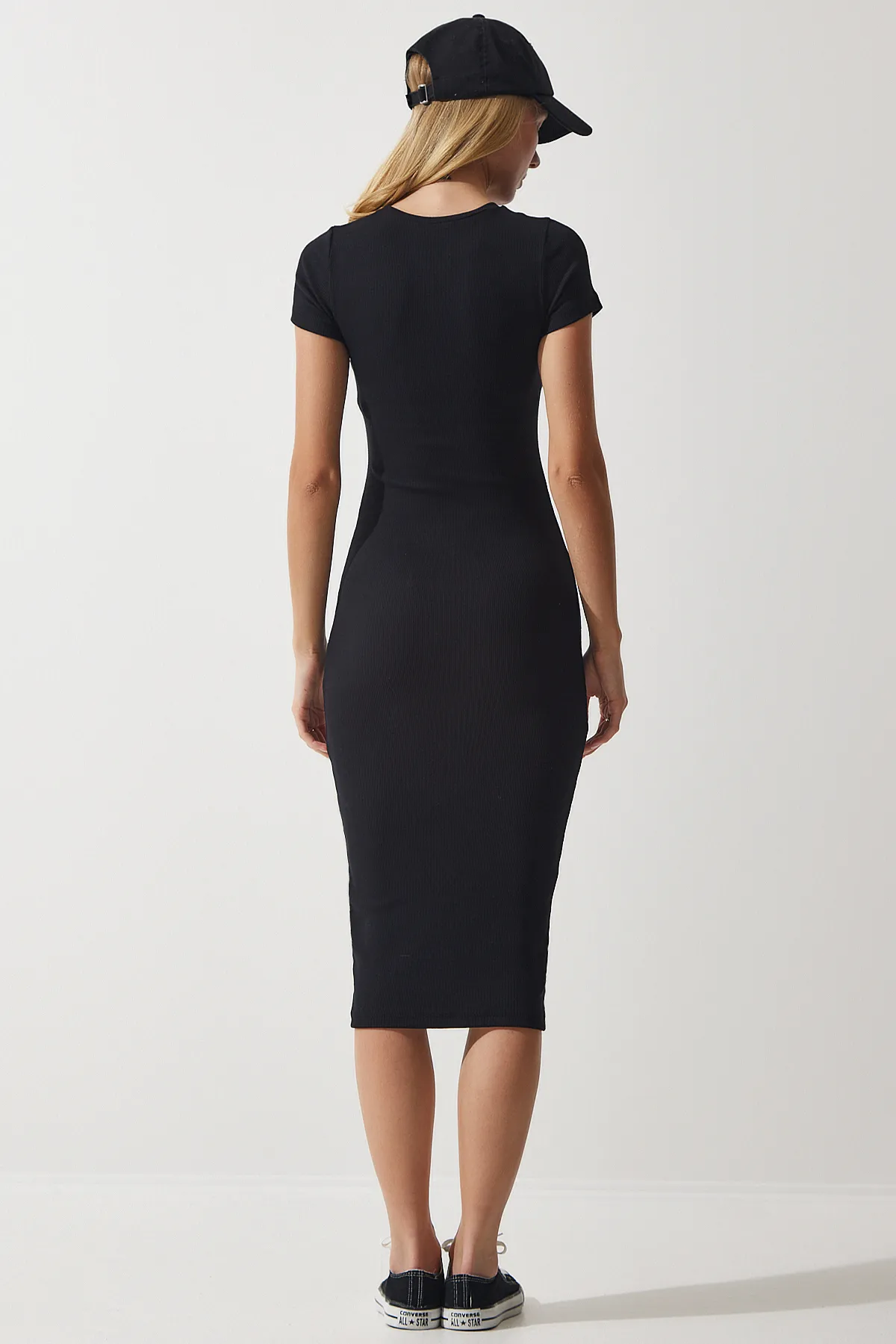 Happiness İstanbul  Schwarzes Strickkleid mit Rundhalsausschnitt und Rippenmuster für Damen, UB00241